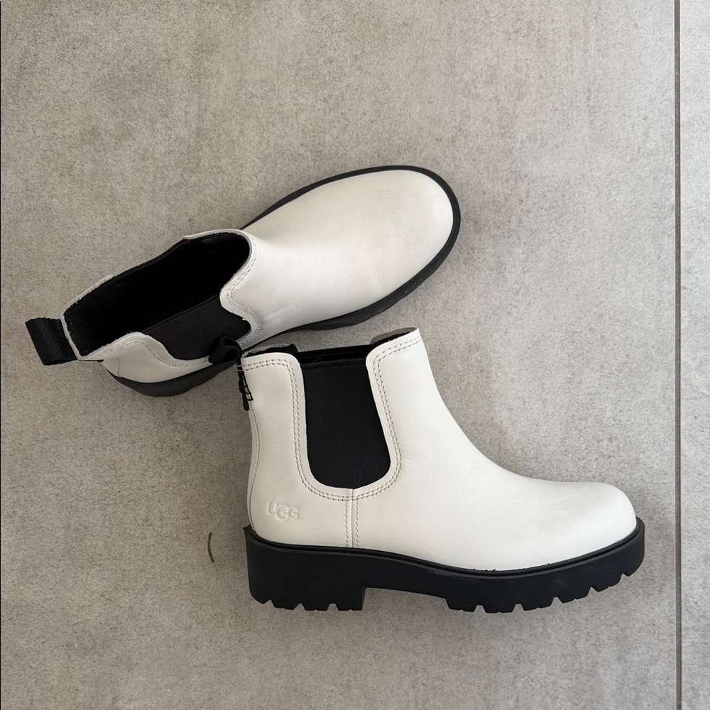UGG Women's White Chelsea Lug Booties